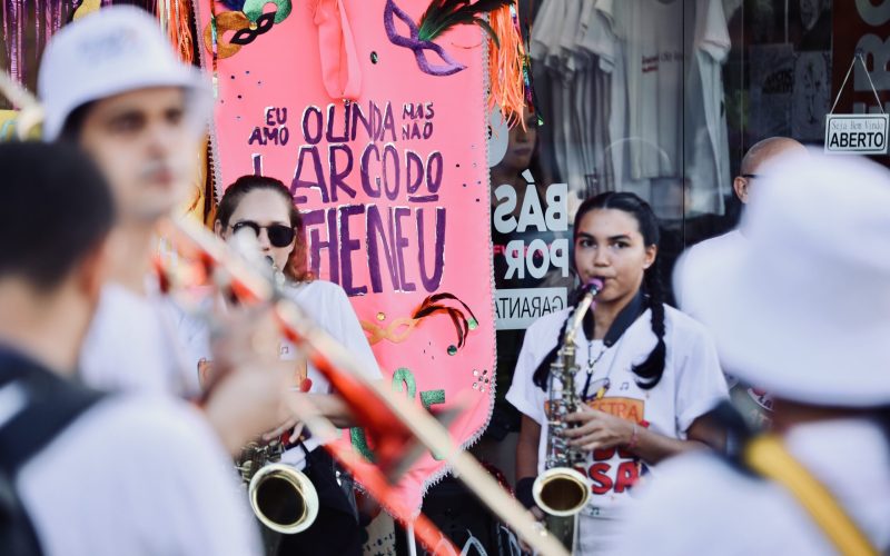 Bloco “Eu amo Olinda, mas não largo do Atheneu” lota as ruas do bairro de Petropólis