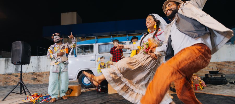 Kombinart encerra temporada com programação gratuitade teatro, brincadeiras e arte em Brejinho