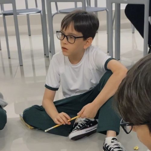 Exposição “Abril para as artes” revela talento de estudantes no Praia Shopping
