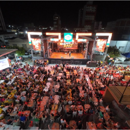 Renan da Resenha atrai multidão de caicoenses e turistas em show histórico no Projeto Coreto Cultural