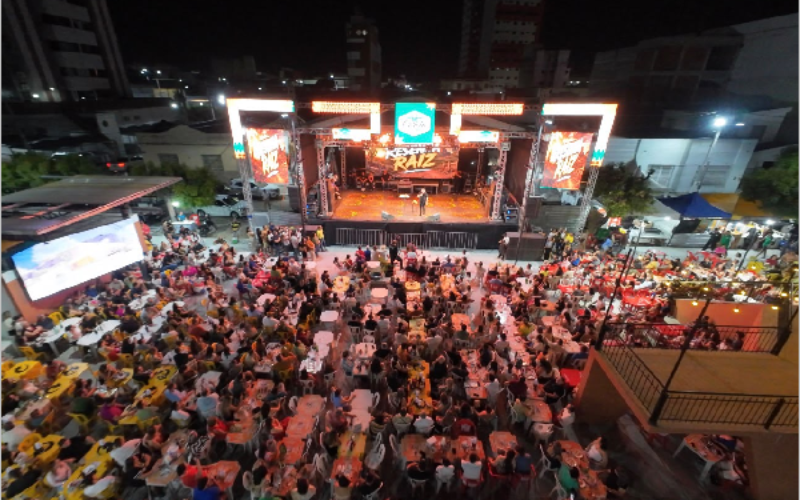 Renan da Resenha atrai multidão de caicoenses e turistas em show histórico no Projeto Coreto Cultural