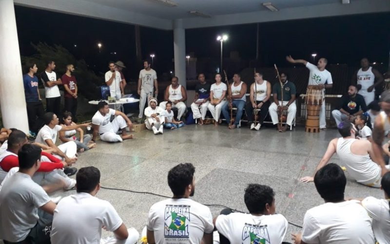 Grupo Capoeira Brasil promove roda de capoeira na Escola de Música