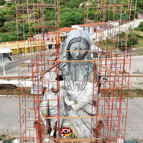 Estátua gigante de N S das Vitórias está sendo erguida em Carnaúba dos Dantas