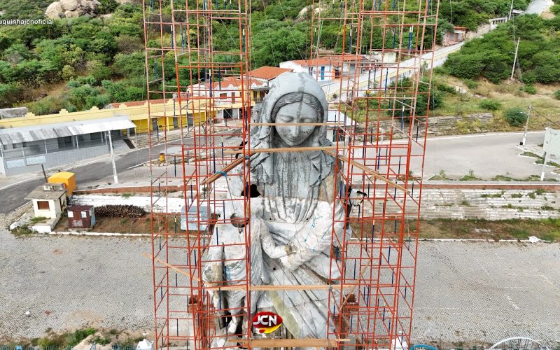 Estátua gigante de N S das Vitórias está sendo erguida em Carnaúba dos Dantas