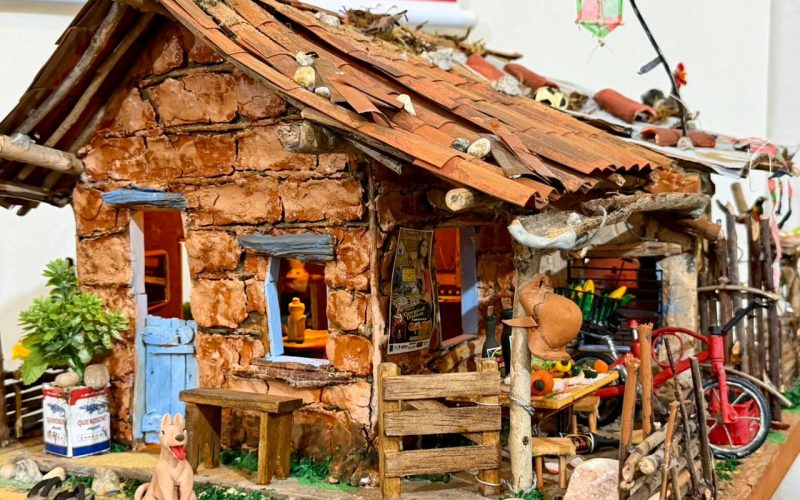 Memórias que cabem na palma da mão: Espaço “Memória em Miniatura” encanta o público na 31ª FIART