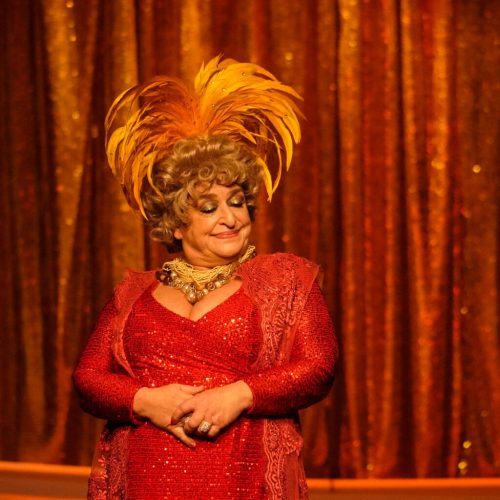 Teatro Riachuelo recebe Grace Gianoukas e a irreverência de espetáculo sobre Dercy