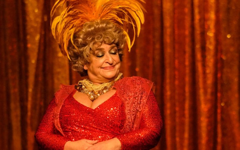 Teatro Riachuelo recebe Grace Gianoukas e a irreverência de espetáculo sobre Dercy