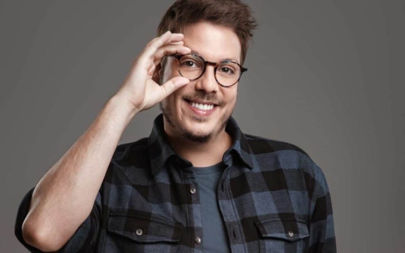 Fábio Porchat apresenta show “Histórias do Porchat” no Teatro Riachuelo