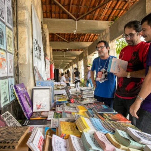 Feira do Livro de Mossoró 2024 ocorre na Faculdade de Educação da Uern até o dia 11