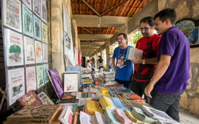 Feira do Livro de Mossoró 2024 ocorre na Faculdade de Educação da Uern até o dia 11