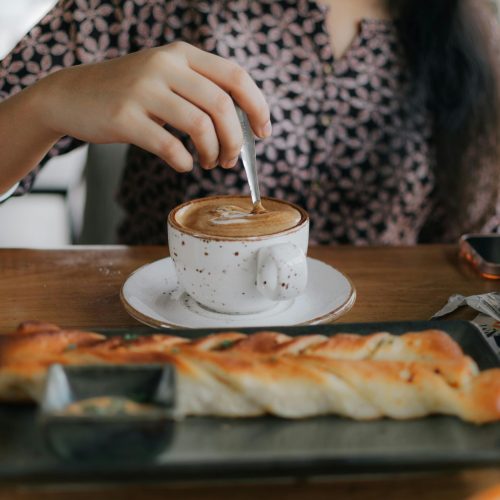 Coffee lovers: Conheça os benefícios da bebida e aprenda três receitas para celebrar o Dia do Café