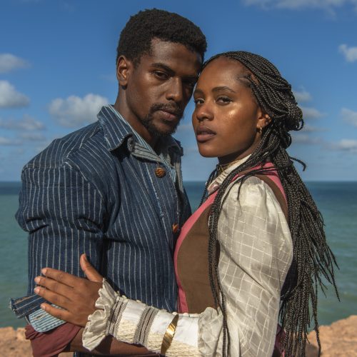 Cap16/17 - Cena 34 - Tonho ( Ronald Sotto ) e Alika ( Duda Santos ) chegam na falésia, Tonho se declara e Alika corresponde.