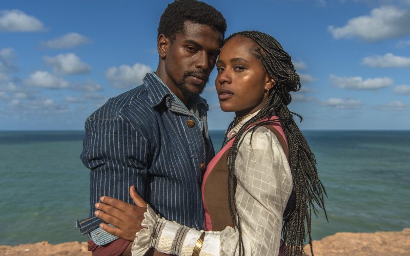 Cap16/17 - Cena 34 - Tonho ( Ronald Sotto ) e Alika ( Duda Santos ) chegam na falésia, Tonho se declara e Alika corresponde.