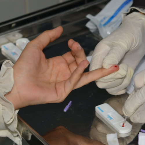 Dezembro Vermelho: Autoteste é mesmo seguro para detectar ISTs? Infectologista esclarece