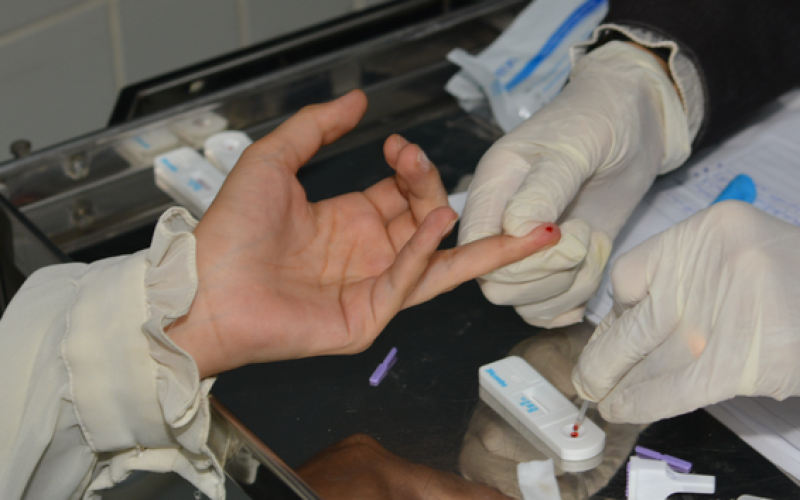 Dezembro Vermelho: Autoteste é mesmo seguro para detectar ISTs? Infectologista esclarece