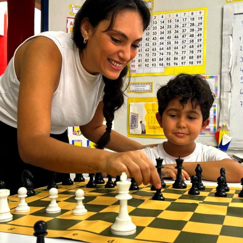 Escola aposta em aulas de xadrez para estimular concentração entre alunos