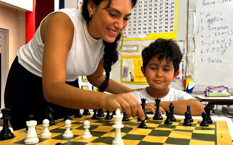 Escola aposta em aulas de xadrez para estimular concentração entre alunos