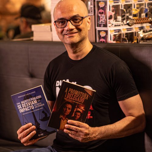 Carlos André lança 2º volume de trilogia com denúncia sobre distorções da Lei Maria da Penha
