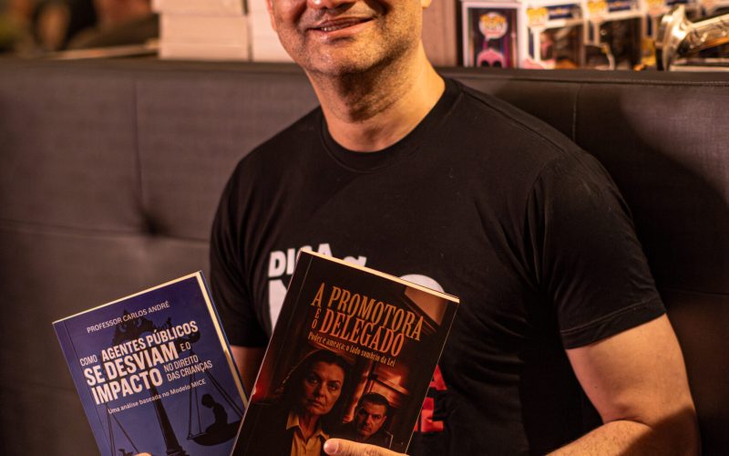 Carlos André lança 2º volume de trilogia com denúncia sobre distorções da Lei Maria da Penha