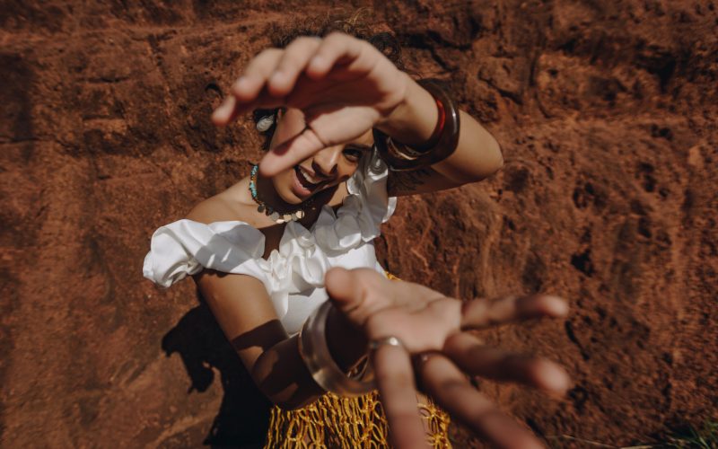 Dani Cruz lança “Romanceira Facão”, segundo single do álbum “Canto de Sol”