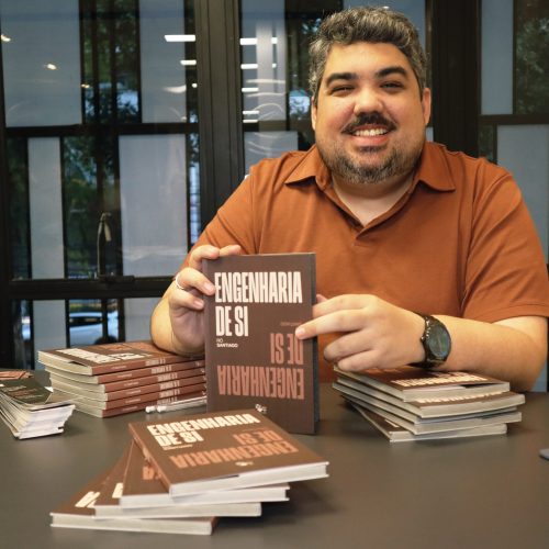Comunicador Rô Santiago lança o livro “Engenharia de Si” nesta quarta-feira (04), em Natal