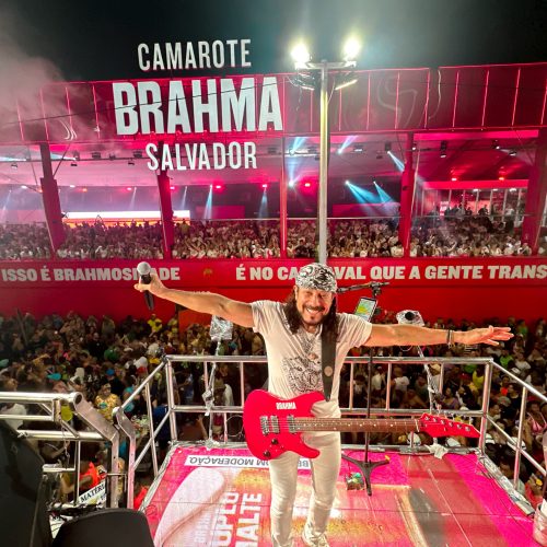 Brahma presenteia Bell Marques com guitarra em homenagem aos dez anos de carreira solo