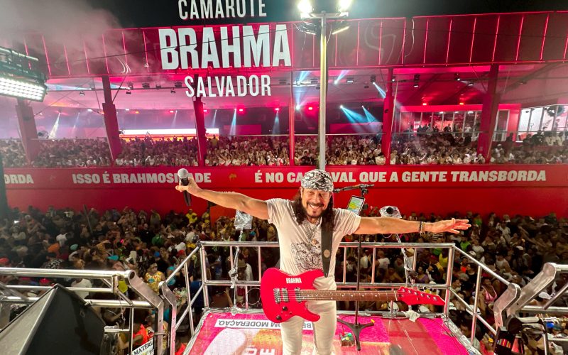 Brahma presenteia Bell Marques com guitarra em homenagem aos dez anos de carreira solo
