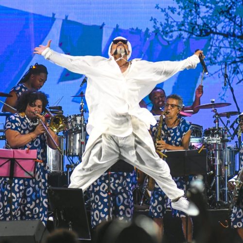 Dois grandes shows levantam o público na segunda noite de Carnaval em Natal