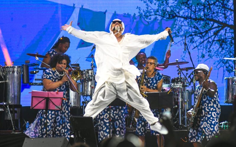 Dois grandes shows levantam o público na segunda noite de Carnaval em Natal