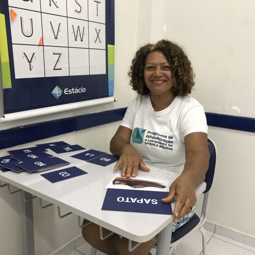 Últimas vagas: faculdade oferece aulas gratuitas de alfabetização para jovens e adultos