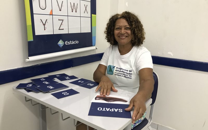 Últimas vagas: faculdade oferece aulas gratuitas de alfabetização para jovens e adultos