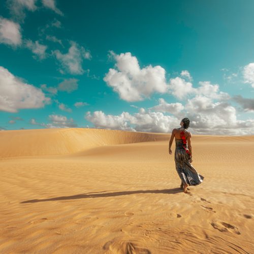 Skarimbó lança clipe de “Miudinho” e expande o universo visual do álbum “Dunares”
