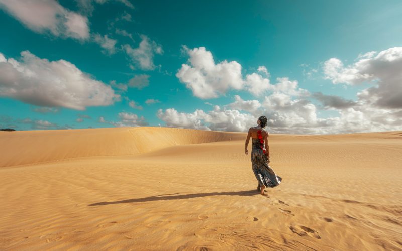 Skarimbó lança clipe de “Miudinho” e expande o universo visual do álbum “Dunares”
