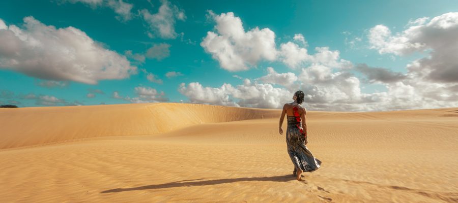 Skarimbó lança clipe de “Miudinho” e expande o universo visual do álbum “Dunares”