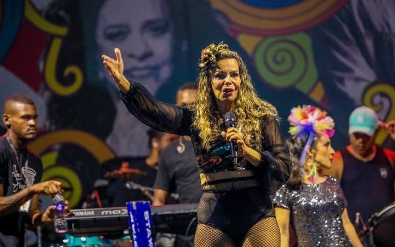 Márcia Freire é atração principal do bloco “Se Parar eu Caio” nesta terça-feira (25)