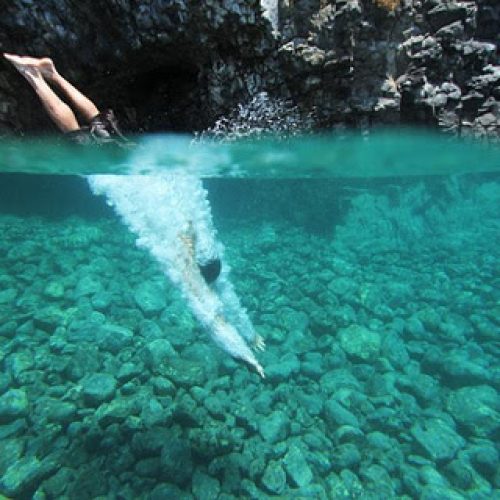 Mergulhos em águas rasas podem causar fraturas graves na coluna e levar à paralisia