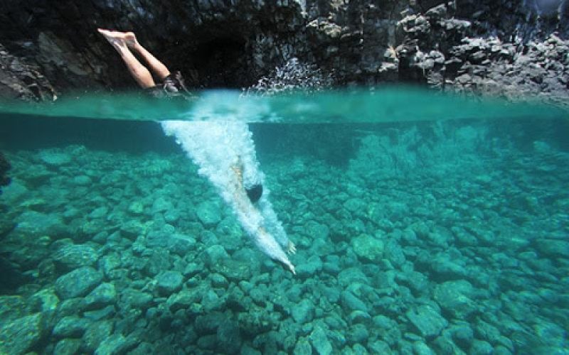 Mergulhos em águas rasas podem causar fraturas graves na coluna e levar à paralisia