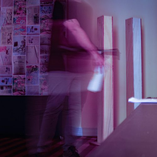 Arthur Carvalho expõe na Pinacoteca e abre um diálogo sobre o imediatismo da vida real
