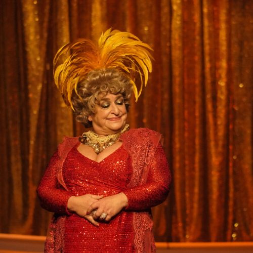 Grace Gianoukas interpreta Dercy Gonçalves em espetáculo no Teatro Riachuelo Natal
