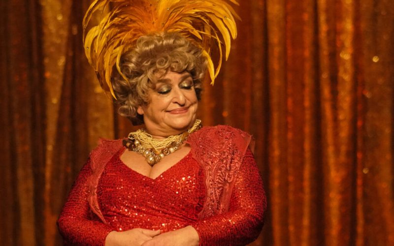 Grace Gianoukas interpreta Dercy Gonçalves em espetáculo no Teatro Riachuelo Natal