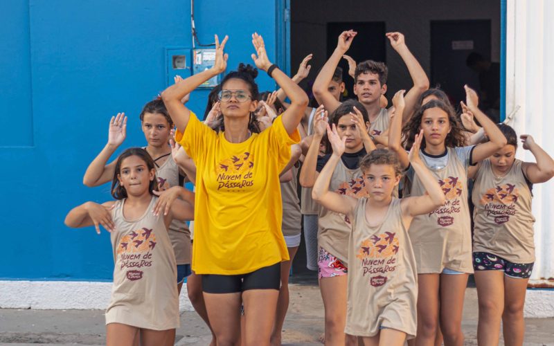 Oficinas artísticas na Comunidade da África levam arte e inclusão para jovens