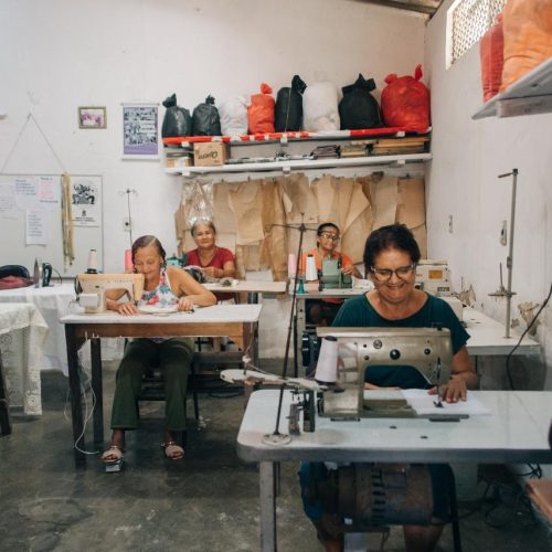 Moda que transforma: Arara Azul e Projeto Encena se unem para empoderar mulheres