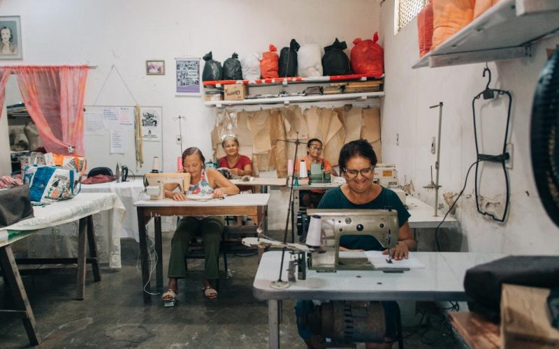 Moda que transforma: Arara Azul e Projeto Encena se unem para empoderar mulheres