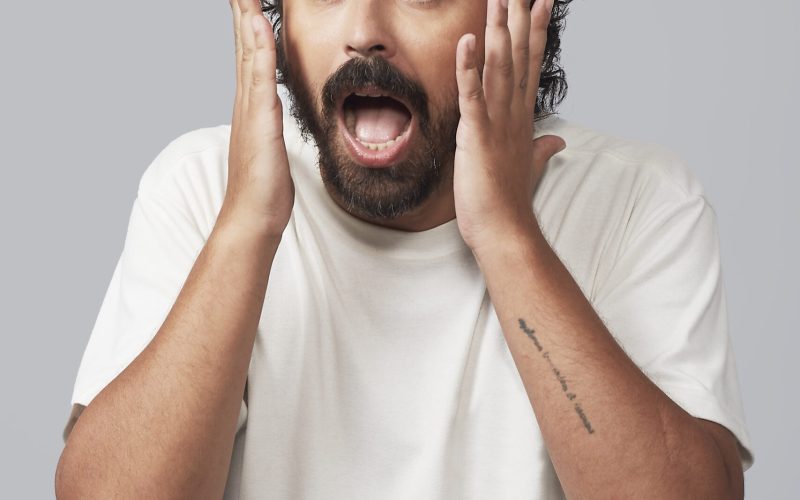 Fernando Pedrosa apresenta o show “Xaveca a Plateia e Bebe Vinho” , no Teatro Riachuelo