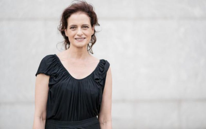 Atriz Denise Fraga se apresenta em Natal com o espetáculo “Eu de Você”