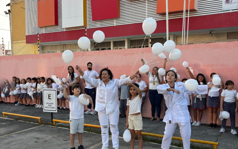 Colégio Teresa celebra Dia Internacional da Paz com abraço coletivo e atividades de reflexão