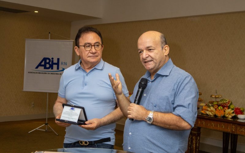 Presidente da ABIH Nacional, Manoel Linhares é homenageado por hoteleiros em Natal
