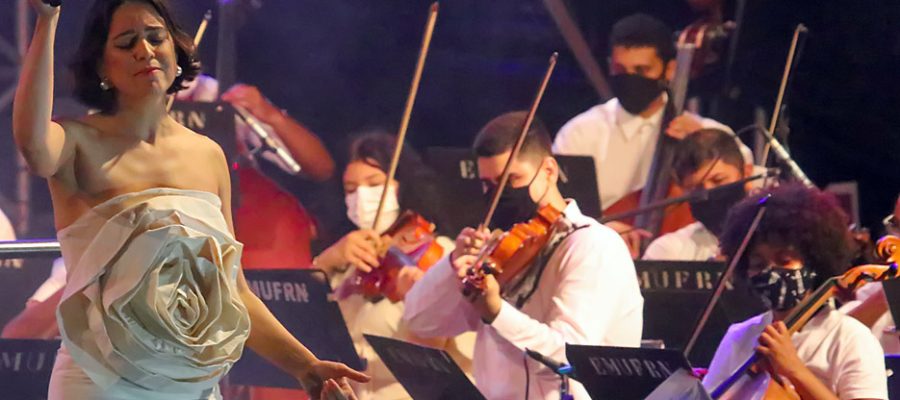 Construtora Colmeia celebra 30 anos em Natal com show da cantora Roberta Sá