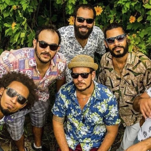 Prévia carnavalesca reúne Orquestra Greiosa e Skarimbó em Ponta Negra