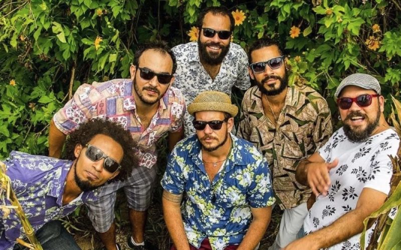 Prévia carnavalesca reúne Orquestra Greiosa e Skarimbó em Ponta Negra